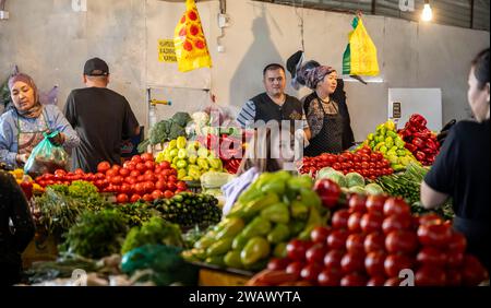 Gemüsemarkt, Verkaufsstand, Osh Basar, Bischkek, Kirgisistan Stockfoto