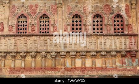 Wunderschöne Schnitzereien an der Mauer des antiken Shri Aghoreshwara Swamy Tempels, Ikkeri, Sagar, Karnataka, Indien. Stockfoto