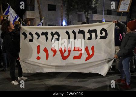 Israelis halten ein Banner mit der Aufschrift "politische Lösung jetzt!" Während einer Kundgebung vor dem Präsidentenwohnheim, bei der am 6. Januar 2024 in Jerusalem ein Abkommen zur Freilassung israelischer Geiseln gefordert wurde. Mehr als 100 israelische Geiseln, die am 7. Oktober festgenommen wurden, bleiben nach Angaben der israelischen Behörden in Gaza von der Hamas und anderen militanten Gruppen festgehalten. Stockfoto