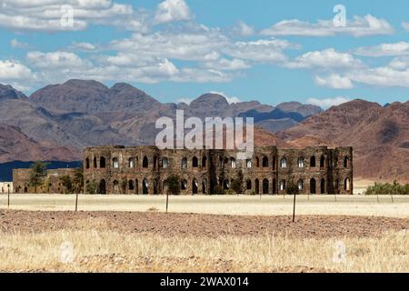 Le Mirage Desert Lodge & Spa, alte Ruine steht allein in der Wüstenlandschaft, Reiseziel, Namibia Stockfoto