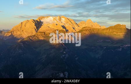 Panoramablick am Vormittag auf den Berg Marmolada, Südtirol, die Alpen Dolomiten, Italien Stockfoto