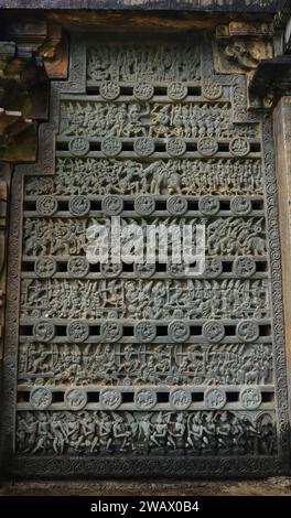 Wunderschön geschnitzter Steingrill des Tempels Mandapa, des antiken Sri Trimurti Narayana Tempels, Bandilike, Karnataka, Indien. Stockfoto