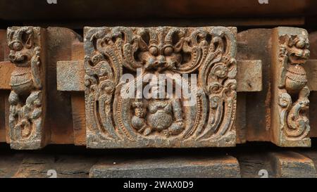 Die wunderschönen Schnitzereien von mythologischen Lebewesen und Gana's auf dem alten Sri Siddeshwara Tempel, Haveri, Karnataka, Indien. Stockfoto
