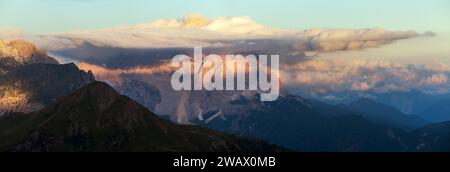 Abendlicher Blick auf den Pelmo, Südtirol, die Alpen Dolomiten, Italien Stockfoto