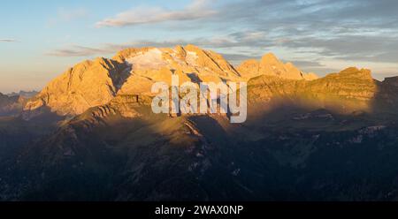 Panoramablick am Vormittag auf den Berg Marmolada, Südtirol, die Alpen Dolomiten, Italien Stockfoto