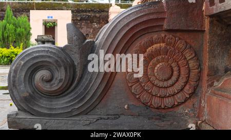 Die geschnitzte Treppe für den Tempel, der antike Madhukeshwara Tempel, Banavasi, Karnataka, Indien. Tempel aus dem 15. Jahrhundert. Stockfoto