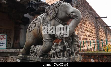 Wunderschön geschnitzte Elefantenstruktur vor dem antiken Shri Madhukeshwara Tempel, 16. Jahrhundert Tempel, Banavasi, Karnataka, Indien. Stockfoto