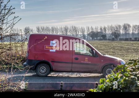 Ein Postbus von Royal Mail parkte auf einer Landstraße in Norfolk. Stockfoto