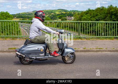 1961 60er Jahre Lambretta L1 Series S2 klassischer Roller mit 225 ccm; Überquerung der Autobahnbrücke im Großraum Manchester, Großbritannien Stockfoto