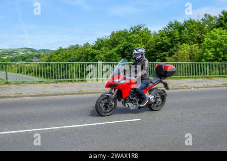 2019 Red Ducati Multi-Strada 1260 S 1262 ccm, längerer 1262 ccm X-Diavel-Motor; Überquerung der Autobahnbrücke im Großraum Manchester, Großbritannien Stockfoto