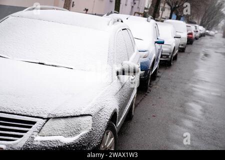 Wien, Österreich. 7. Jänner 2024. Schneebedeckte Autos bei Wintereinbruch in Wien. Wien *** Wien, Österreich 7. Januar 2024 schneebedeckte Autos zu Winterbeginn in Wien Wien Stockfoto