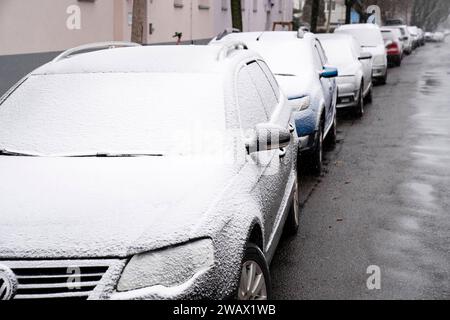 Wien, Österreich. 7. Jänner 2024. Schneebedeckte Autos bei Wintereinbruch in Wien. Wien *** Wien, Österreich 7. Januar 2024 schneebedeckte Autos zu Winterbeginn in Wien Wien Stockfoto