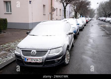 Wien, Österreich. 7. Jänner 2024. Schneebedeckte Autos bei Wintereinbruch in Wien. Wien *** Wien, Österreich 7. Januar 2024 schneebedeckte Autos zu Winterbeginn in Wien Wien Stockfoto