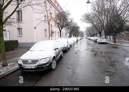 Wien, Österreich. 7. Jänner 2024. Schneebedeckte Autos bei Wintereinbruch in Wien. Wien *** Wien, Österreich 7. Januar 2024 schneebedeckte Autos zu Winterbeginn in Wien Wien Stockfoto