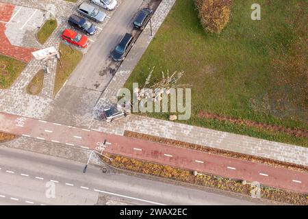 Drohnenfotografie zur Vorbereitung auf das Pflanzen von Bäumen an einem Fußgängerweg an sonnigen Herbsttagen Stockfoto