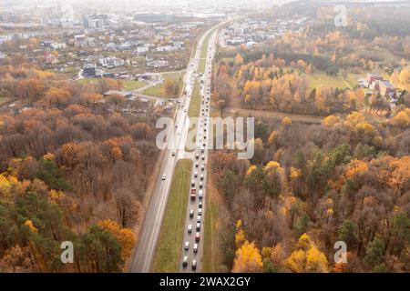 Drohnenfotografie von Staus auf einer Straße mit hoher Intensität in einer Stadt während des sonnigen Herbsttags Stockfoto