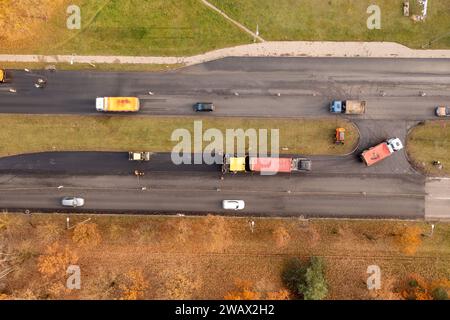 Drohnenfotografie oder Straßenrekonstruktionen und große Staus aufgrund dieser Tatsache an sonnigen Herbsttagen Stockfoto