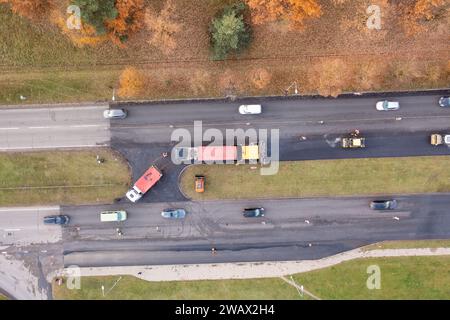 Drohnenfotografie oder Straßenrekonstruktionen und große Staus aufgrund dieser Tatsache an sonnigen Herbsttagen Stockfoto