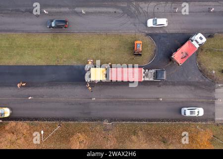 Drohnenfotografie oder Straßenrekonstruktionen und große Staus aufgrund dieser Tatsache an sonnigen Herbsttagen Stockfoto