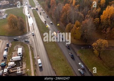 Drohnenfotografie oder Straßenrekonstruktionen und große Staus aufgrund dieser Tatsache an sonnigen Herbsttagen Stockfoto