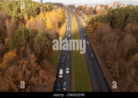 Drohnenfotografie von Staus auf einer Straße mit hoher Intensität in einer Stadt während des sonnigen Herbsttags Stockfoto