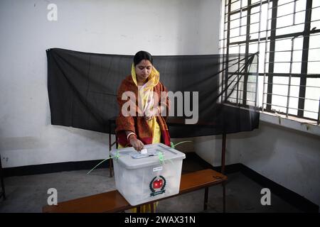 Dhaka, Bangladesch. Januar 2024. Eine Frau gibt ihre Stimme bei der 12. Unterhauswahl in Dhaka ab. (Foto: Piyas Biswas/SOPA Images/SIPA USA) Credit: SIPA USA/Alamy Live News Stockfoto