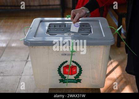 Dhaka, Bangladesch. Januar 2024. Eine Frau gibt ihre Stimme bei der 12. Unterhauswahl in Dhaka ab. (Foto: Piyas Biswas/SOPA Images/SIPA USA) Credit: SIPA USA/Alamy Live News Stockfoto