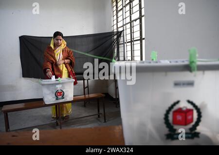 Dhaka, Bangladesch. Januar 2024. Eine Frau gibt ihre Stimme bei der 12. Unterhauswahl in Dhaka ab. (Foto: Piyas Biswas/SOPA Images/SIPA USA) Credit: SIPA USA/Alamy Live News Stockfoto