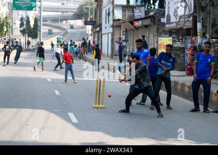 Dhaka, Bangladesch. Januar 2024. Kinder spielen am Wahltag auf einer leeren Straße Cricket. (Foto: Piyas Biswas/SOPA Images/SIPA USA) Credit: SIPA USA/Alamy Live News Stockfoto