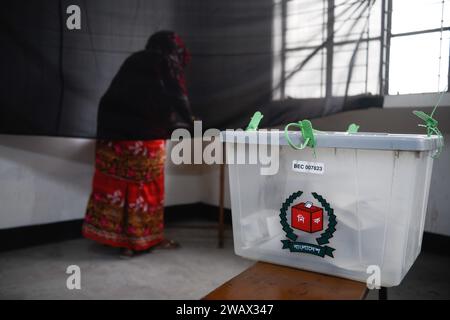 Dhaka, Bangladesch. Januar 2024. Eine Wählerin gibt ihre Stimme bei der 12. Unterhauswahl in Dhaka, Bangladesch, in einem bestimmten Bereich ab. (Foto: Piyas Biswas/SOPA Images/SIPA USA) Credit: SIPA USA/Alamy Live News Stockfoto