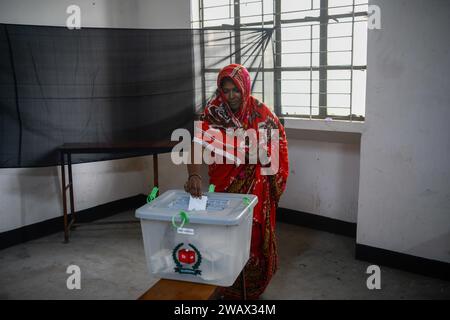 Dhaka, Bangladesch. Januar 2024. Eine Frau gibt ihre Stimme bei der 12. Unterhauswahl in Dhaka ab. (Foto: Piyas Biswas/SOPA Images/SIPA USA) Credit: SIPA USA/Alamy Live News Stockfoto