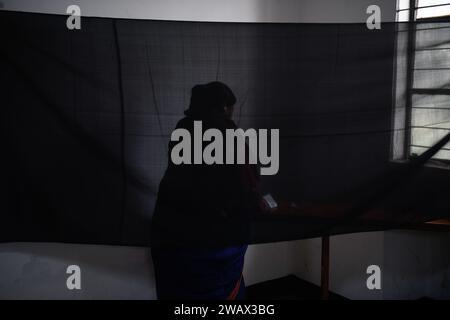 Dhaka, Bangladesch. Januar 2024. Eine Wählerin gibt ihre Stimme bei der 12. Unterhauswahl in Dhaka, Bangladesch, in einem bestimmten Bereich ab. Quelle: SOPA Images Limited/Alamy Live News Stockfoto