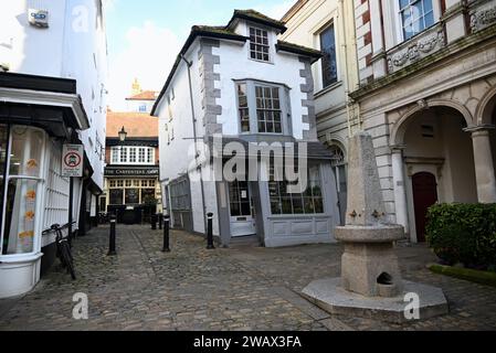 Das Crooked House of Windsor, auch bekannt als Market Cross House, ist ein Gebäude aus dem 16. Jahrhundert in der Marktstadt Windsor in der südöstlichen englischen Grafschaft Berkshire. Wie der Name schon vermuten lässt, ist dieses Gebäude in einem ziemlich unangenehmen Winkel gebogen, der der Schwerkraft zu trotzen scheint. Dennoch war dieses Gebäude nicht immer geneigt, sondern erst beim Wiederaufbau. Erstaunlicherweise ist das Crooked House of Windsor trotz seiner Haltung erhalten geblieben. Stockfoto