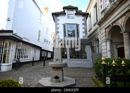 Das Crooked House of Windsor, auch bekannt als Market Cross House, ist ein Gebäude aus dem 16. Jahrhundert in der Marktstadt Windsor in der südöstlichen englischen Grafschaft Berkshire. Wie der Name schon vermuten lässt, ist dieses Gebäude in einem ziemlich unangenehmen Winkel gebogen, der der Schwerkraft zu trotzen scheint. Dennoch war dieses Gebäude nicht immer geneigt, sondern erst beim Wiederaufbau. Erstaunlicherweise ist das Crooked House of Windsor trotz seiner Haltung erhalten geblieben. Stockfoto
