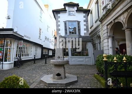 Das Crooked House of Windsor, auch bekannt als Market Cross House, ist ein Gebäude aus dem 16. Jahrhundert in der Marktstadt Windsor in der südöstlichen englischen Grafschaft Berkshire. Wie der Name schon vermuten lässt, ist dieses Gebäude in einem ziemlich unangenehmen Winkel gebogen, der der Schwerkraft zu trotzen scheint. Dennoch war dieses Gebäude nicht immer geneigt, sondern erst beim Wiederaufbau. Erstaunlicherweise ist das Crooked House of Windsor trotz seiner Haltung erhalten geblieben. Stockfoto
