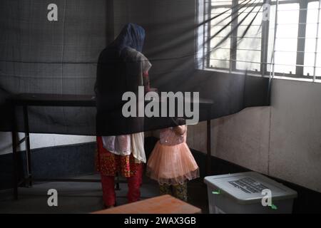 Dhaka, Bangladesch. Januar 2024. Eine Frau gibt ihre Stimme bei der 12. Unterhauswahl in Dhaka ab. Quelle: SOPA Images Limited/Alamy Live News Stockfoto