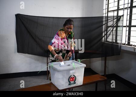 Dhaka, Bangladesch. Januar 2024. Eine Frau gibt ihre Stimme bei der 12. Unterhauswahl in Dhaka ab. Quelle: SOPA Images Limited/Alamy Live News Stockfoto
