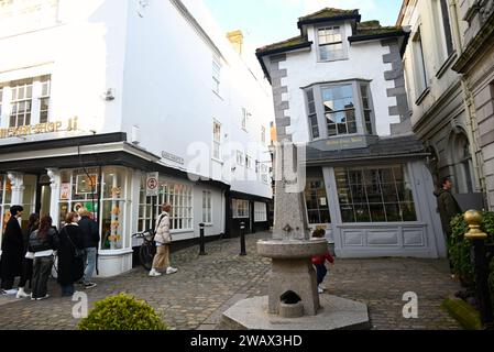 Das Crooked House of Windsor, auch bekannt als Market Cross House, ist ein Gebäude aus dem 16. Jahrhundert in der Marktstadt Windsor in der südöstlichen englischen Grafschaft Berkshire. Wie der Name schon vermuten lässt, ist dieses Gebäude in einem ziemlich unangenehmen Winkel gebogen, der der Schwerkraft zu trotzen scheint. Dennoch war dieses Gebäude nicht immer geneigt, sondern erst beim Wiederaufbau. Erstaunlicherweise ist das Crooked House of Windsor trotz seiner Haltung erhalten geblieben. Stockfoto
