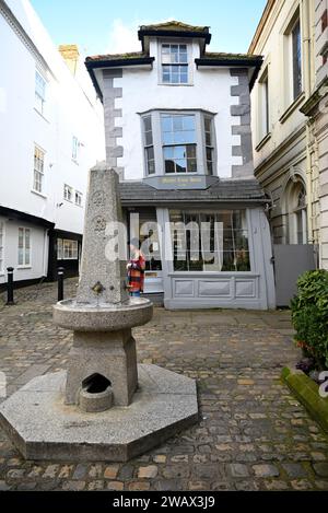 Das Crooked House of Windsor, auch bekannt als Market Cross House, ist ein Gebäude aus dem 16. Jahrhundert in der Marktstadt Windsor in der südöstlichen englischen Grafschaft Berkshire. Wie der Name schon vermuten lässt, ist dieses Gebäude in einem ziemlich unangenehmen Winkel gebogen, der der Schwerkraft zu trotzen scheint. Dennoch war dieses Gebäude nicht immer geneigt, sondern erst beim Wiederaufbau. Erstaunlicherweise ist das Crooked House of Windsor trotz seiner Haltung erhalten geblieben. Stockfoto