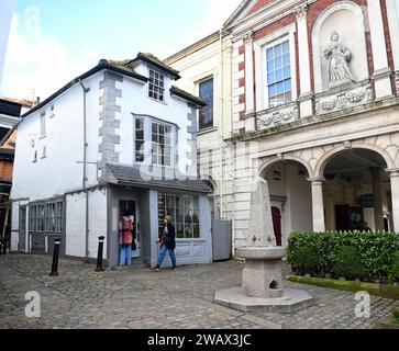 Das Crooked House of Windsor, auch bekannt als Market Cross House, ist ein Gebäude aus dem 16. Jahrhundert in der Marktstadt Windsor in der südöstlichen englischen Grafschaft Berkshire. Wie der Name schon vermuten lässt, ist dieses Gebäude in einem ziemlich unangenehmen Winkel gebogen, der der Schwerkraft zu trotzen scheint. Dennoch war dieses Gebäude nicht immer geneigt, sondern erst beim Wiederaufbau. Erstaunlicherweise ist das Crooked House of Windsor trotz seiner Haltung erhalten geblieben. Stockfoto