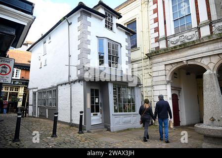 Das Crooked House of Windsor, auch bekannt als Market Cross House, ist ein Gebäude aus dem 16. Jahrhundert in der Marktstadt Windsor in der südöstlichen englischen Grafschaft Berkshire. Wie der Name schon vermuten lässt, ist dieses Gebäude in einem ziemlich unangenehmen Winkel gebogen, der der Schwerkraft zu trotzen scheint. Dennoch war dieses Gebäude nicht immer geneigt, sondern erst beim Wiederaufbau. Erstaunlicherweise ist das Crooked House of Windsor trotz seiner Haltung erhalten geblieben. Stockfoto