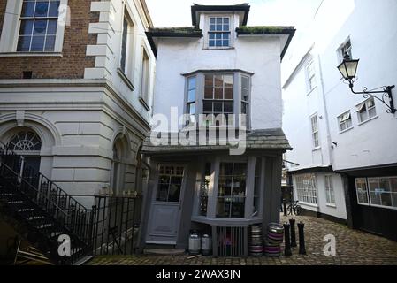Das Crooked House of Windsor, auch bekannt als Market Cross House, ist ein Gebäude aus dem 16. Jahrhundert in der Marktstadt Windsor in der südöstlichen englischen Grafschaft Berkshire. Wie der Name schon vermuten lässt, ist dieses Gebäude in einem ziemlich unangenehmen Winkel gebogen, der der Schwerkraft zu trotzen scheint. Dennoch war dieses Gebäude nicht immer geneigt, sondern erst beim Wiederaufbau. Erstaunlicherweise ist das Crooked House of Windsor trotz seiner Haltung erhalten geblieben. Stockfoto