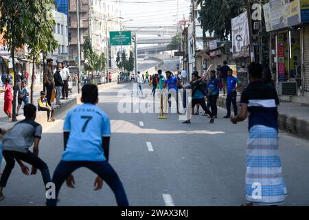 Dhaka, Bangladesch. Januar 2024. Kinder spielen am Wahltag auf einer leeren Straße Cricket. Quelle: SOPA Images Limited/Alamy Live News Stockfoto