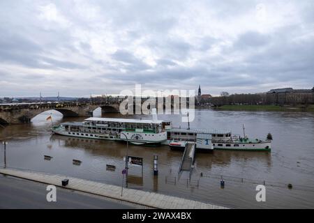 Dresden, Deutschland. Januar 2024. Das Dampfschiff Dresden des Vereins Weiße Flotte Dresden e.V. liegt in der Elbe am überfluteten Terrassenufer. Sachsen scheint mit der zweiten Welle der Winterfluten leicht davongekommen zu sein. Der Wasserstand fiel am Sonntag leicht. Vermerk: Daniel Schäfer/dpa/Alamy Live News Stockfoto