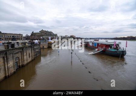 Dresden, Deutschland. Januar 2024. Das Theaterschiff liegt in der Elbe auf dem überfluteten Terrassenufer. Sachsen scheint während der zweiten Welle der Winterfluten leicht abgehauen zu sein. Der Wasserstand fiel am Sonntag leicht. Vermerk: Daniel Schäfer/dpa/Alamy Live News Stockfoto