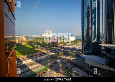 Abu Dhabi, Vereinigte Arabische Emirate - 4. Dezember 2023: Blick vom Gate-Gebäude zum Emirates Palace Hotel und Rixos Hotel im Hintergrund in Abu Dhabi Stockfoto