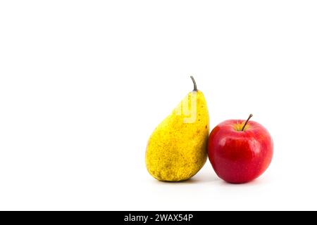 Ein lebendiges Bild mit einer gelben Birne und einem roten Apfel auf einem makellos weißen Hintergrund. Die kontrastierenden Farben schaffen eine optisch ansprechende Komposition Stockfoto