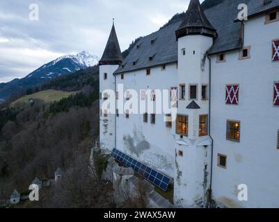 Schloss Tratzberg in Tirol, Österreich. Drone View in der winterdämmerung. Weißes Renaissanceschloss mit Panoramablick Stockfoto