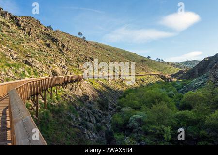 Guarda, Portugal - 10. April 2023: Blick auf das Tal des Mondego Flusses mit einem Teil der Mondego-Wege entlang des Hanges mit Blick auf den Fluss. Stockfoto