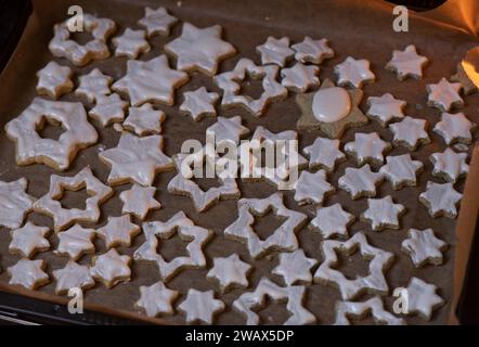 Sterne handgemachte Kekse, glasiert mit Meringue Stockfoto